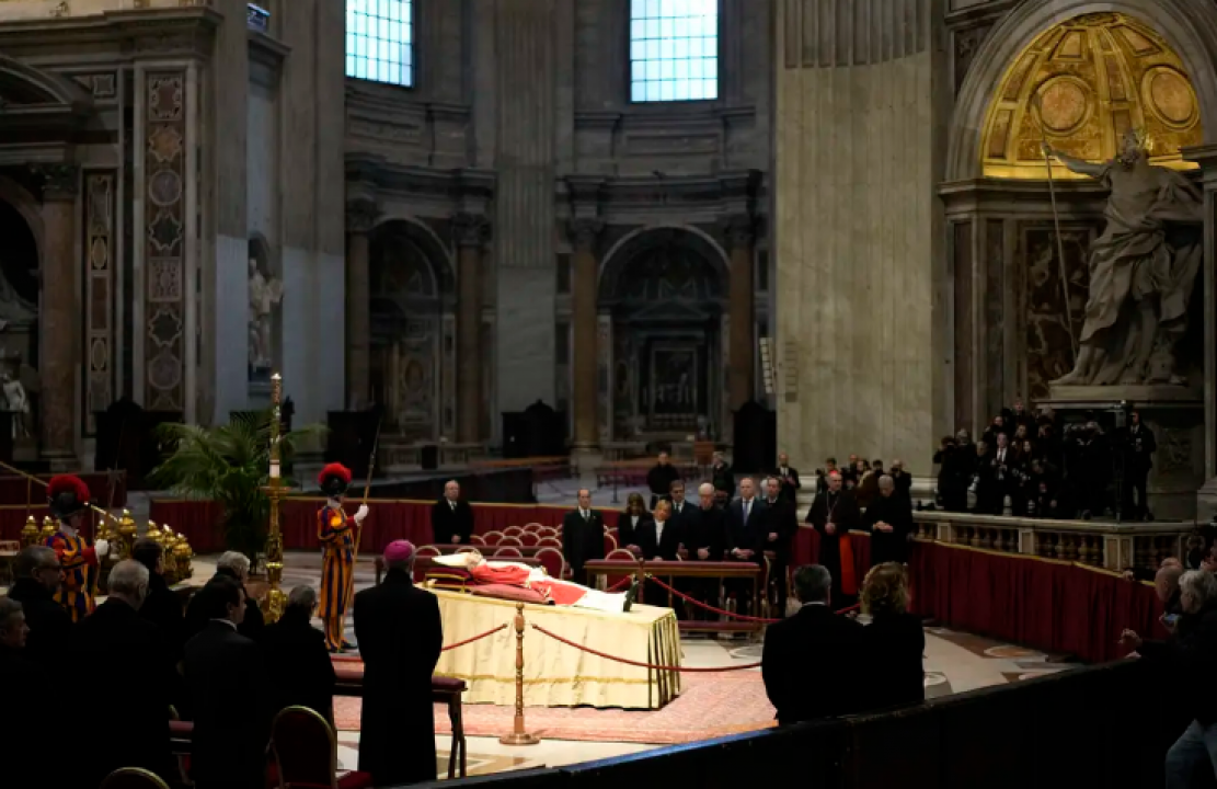 Corpo do Papa emérito Bento XVI é velado na Basílica de São Pedro