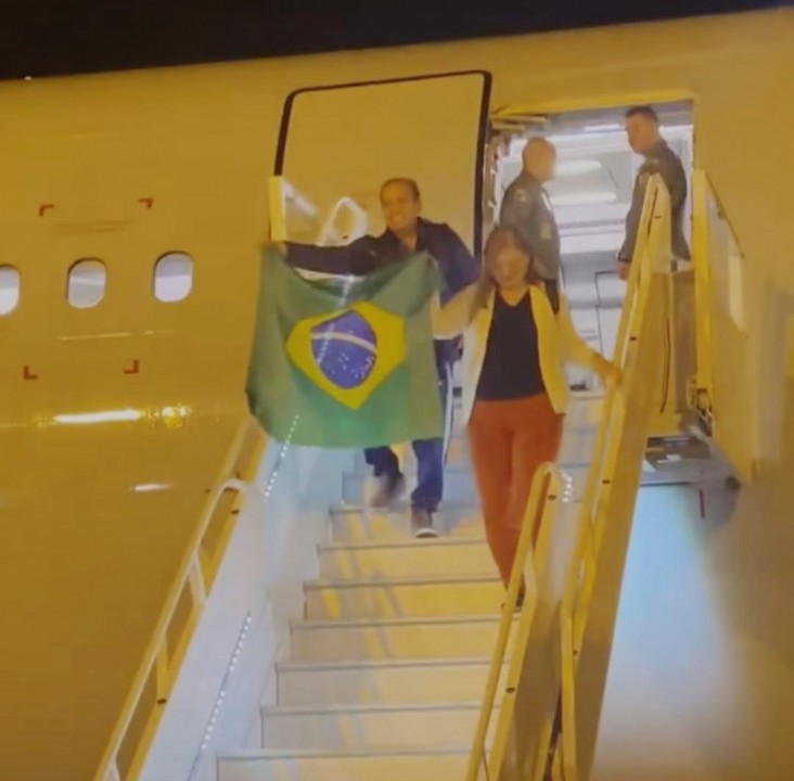 Operação 'Voltando em Paz': Primeiros brasileiros repatriados de Israel chegaram em Brasília nesta madrugada