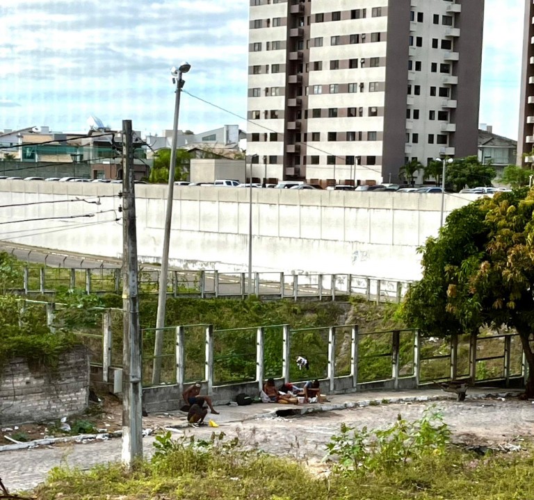 Moradores de Ponta Negra denunciam venda e consumo de drogas em terrenos abandonados próximos à Lagoa de Captação 
