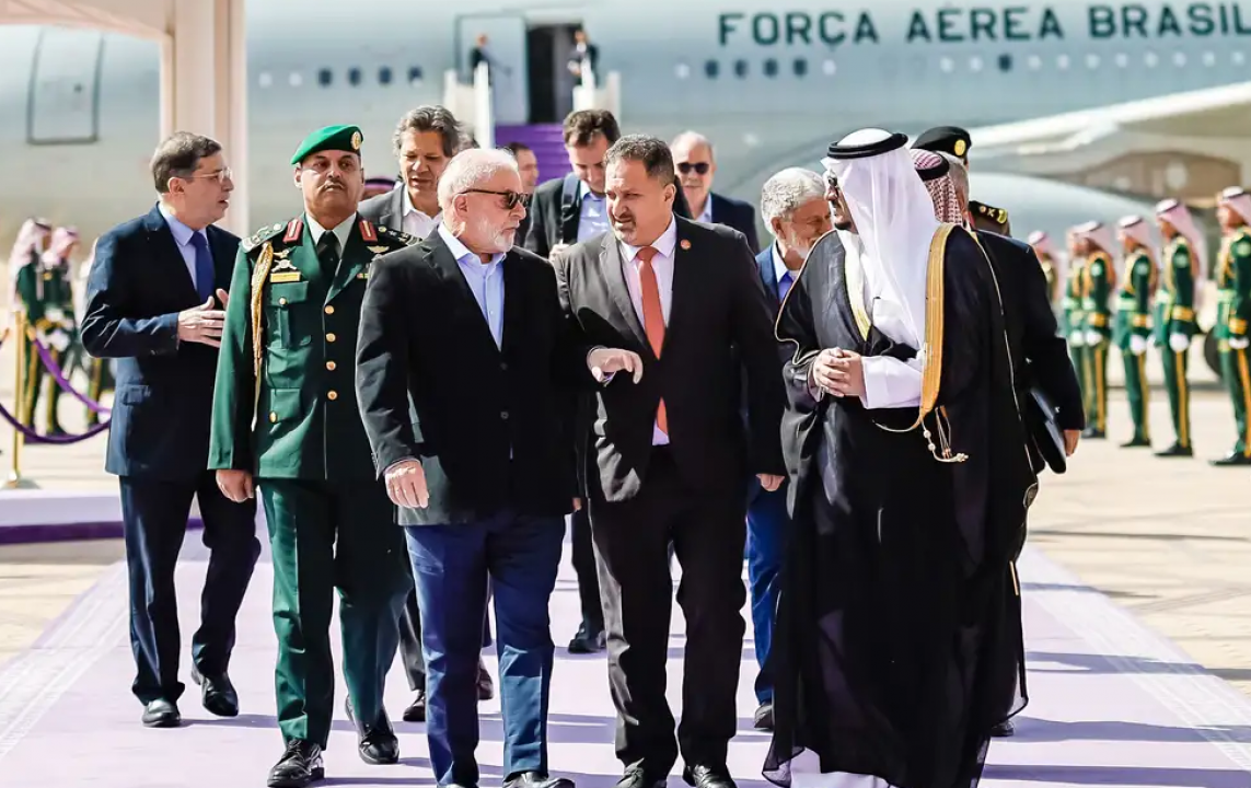Relações comerciais: Lula desembarca na Arábia onde apresenta projetos de investimentos sauditas no Brasil 