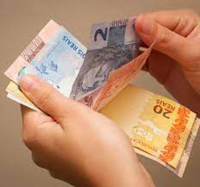Primeira parcela do décimo terceiro deve ser paga até esta quinta-feira (30); Renda extra injetará R$ 291 bilhões na economia