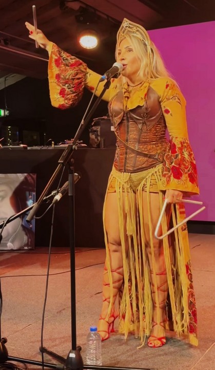 Cantora Deusa do Forró apresenta música e a arte do bordado potiguar em Feira Internacional do Turismo que acontece em Lisboa