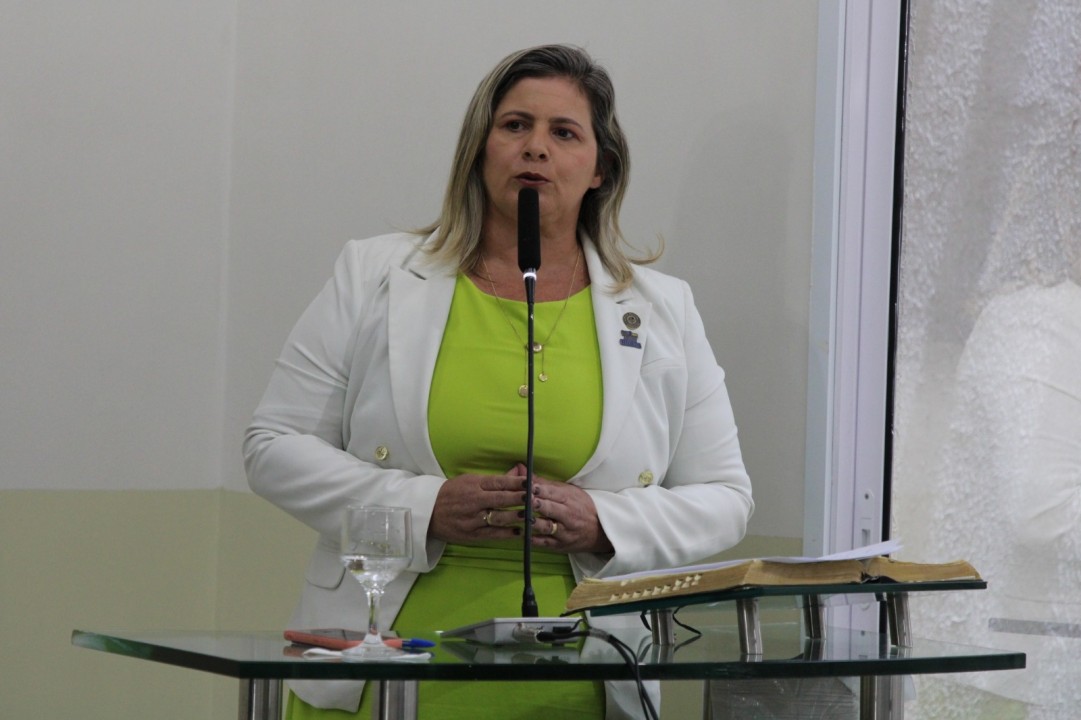 Vereadora Fativan Alves questiona sobre a falta de atenção ao sistema de transporte público em Parnamirim