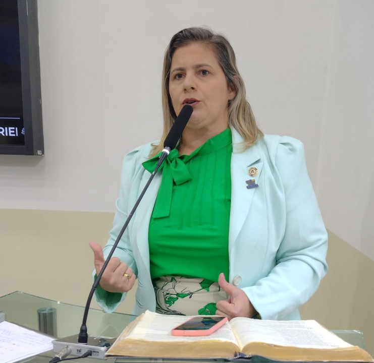 Em discurso durante sessão na Câmara de Parnamirim, vereadora Fativan Alves afirma que transporte escolar parou de operar na cidade 