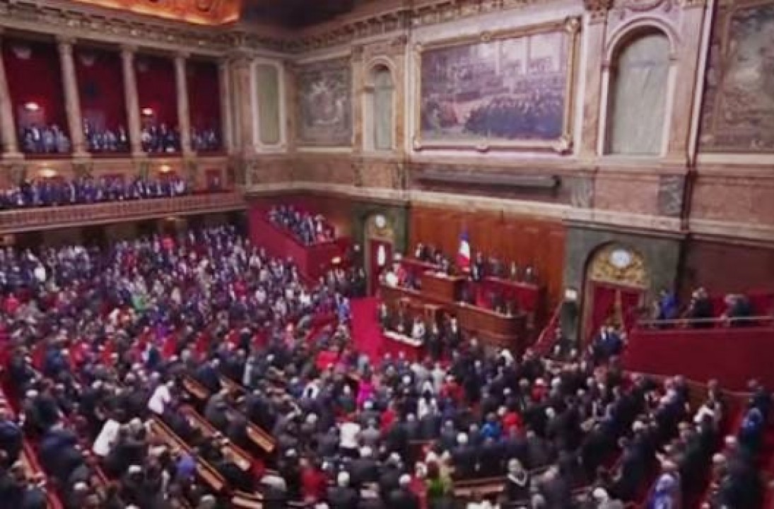 Por 780 votos a favor e 72 contra, França se torna primeiro país do mundo a incluir o aborto na Constituição