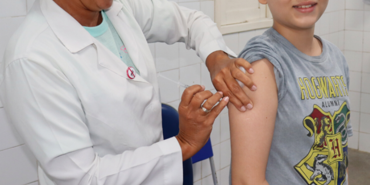 Natal amplia imunização contra a dengue e passa a ofertar vacina para público de 10 a 14 anos em todas as unidades de saúde 
