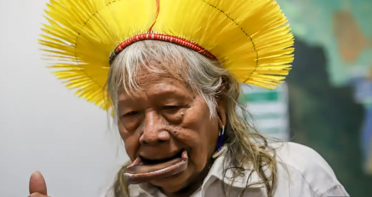 Cacique Raoni, líder indígena brasileiro que atua em defesa da Amazônia, recebe a mais alta honraria da França 