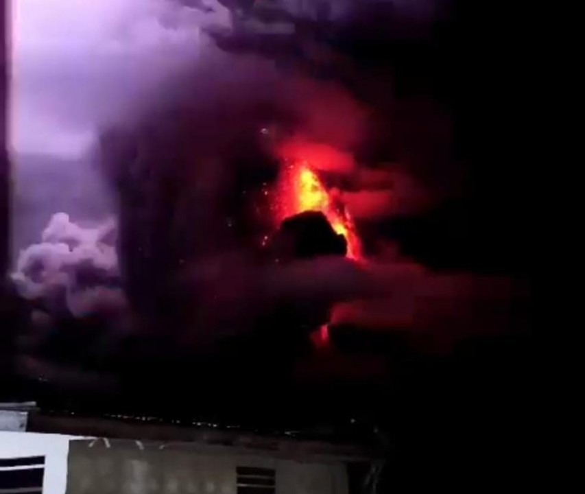 Após erupção, autoridades retiram 11 mil pessoas da área do vulcão Ruang