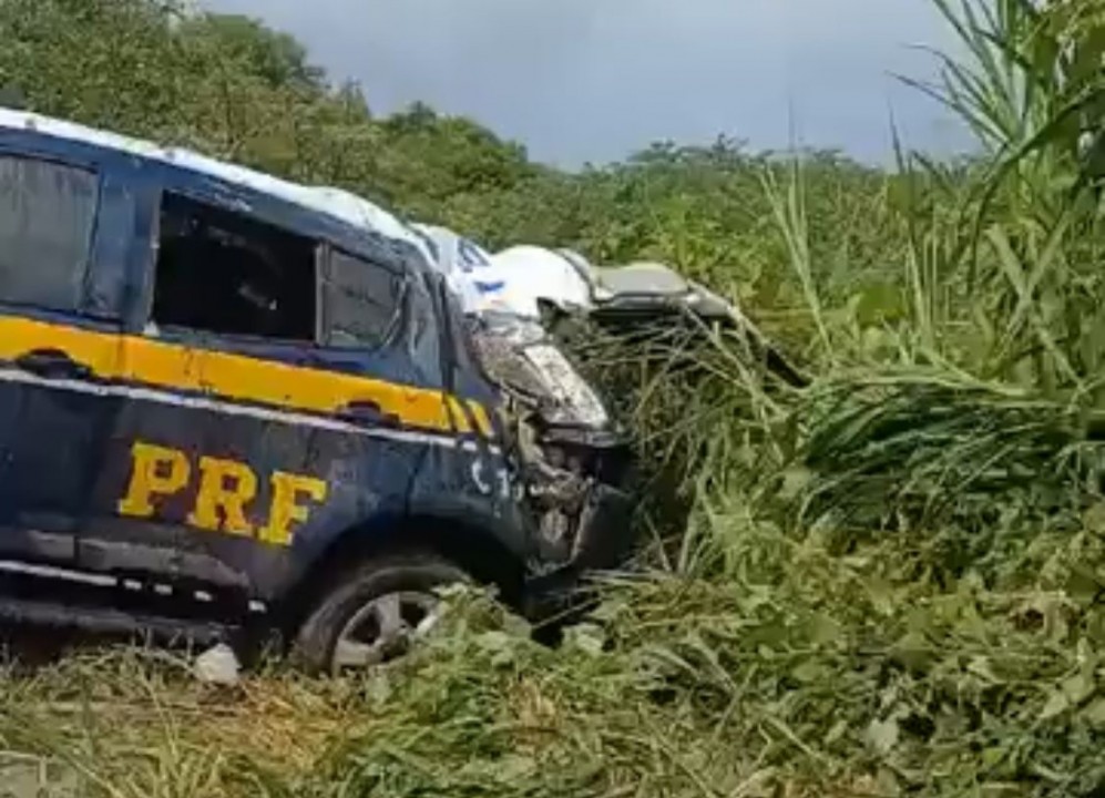 Viatura da PRF capota na BR-304 ao retornar de Mossoró para Natal