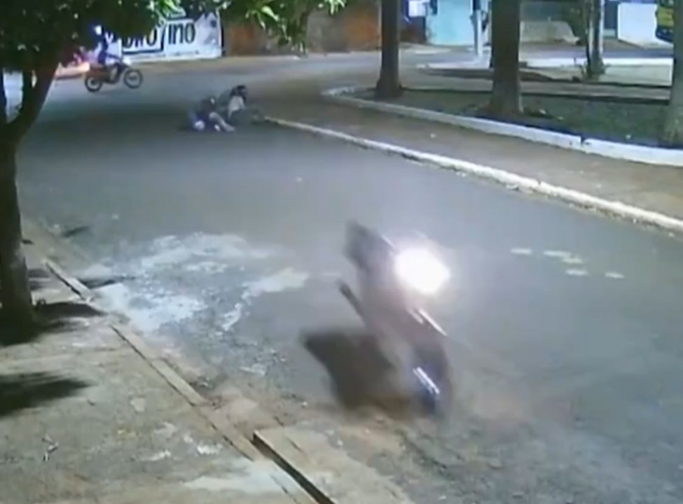 Motociclista cai e moto, sozinha, atinge idosa