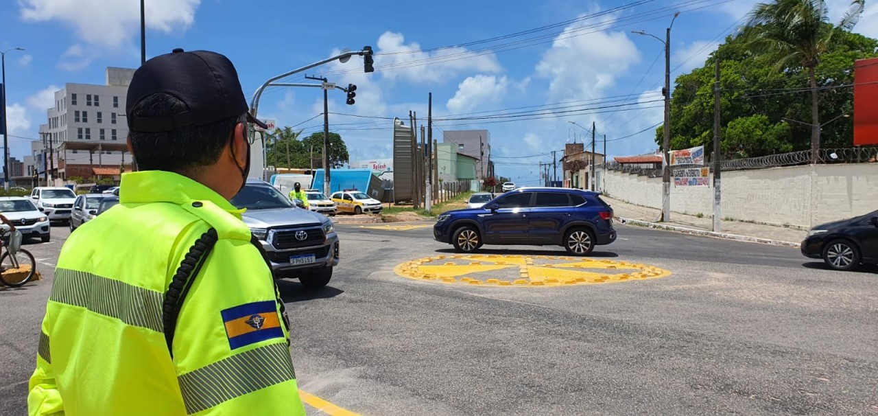 Rotatória da Av. Ayrton Senna com Rua Aníbal Brandão é interditada em Nova Parnamirim 