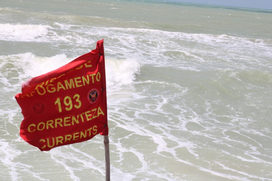 Bombeiros do RN resgatam pai e filho vítimas de afogamento na Praia de Areia Preta, em Natal