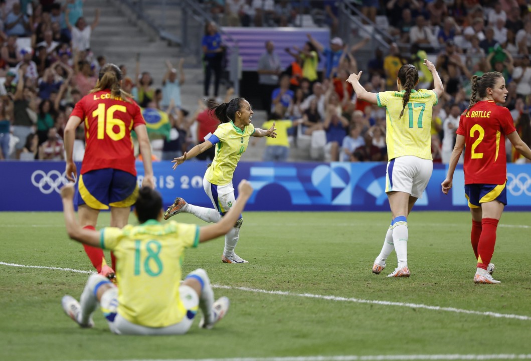 Brasil derrota Espanha e garante lugar na final do futebol feminino