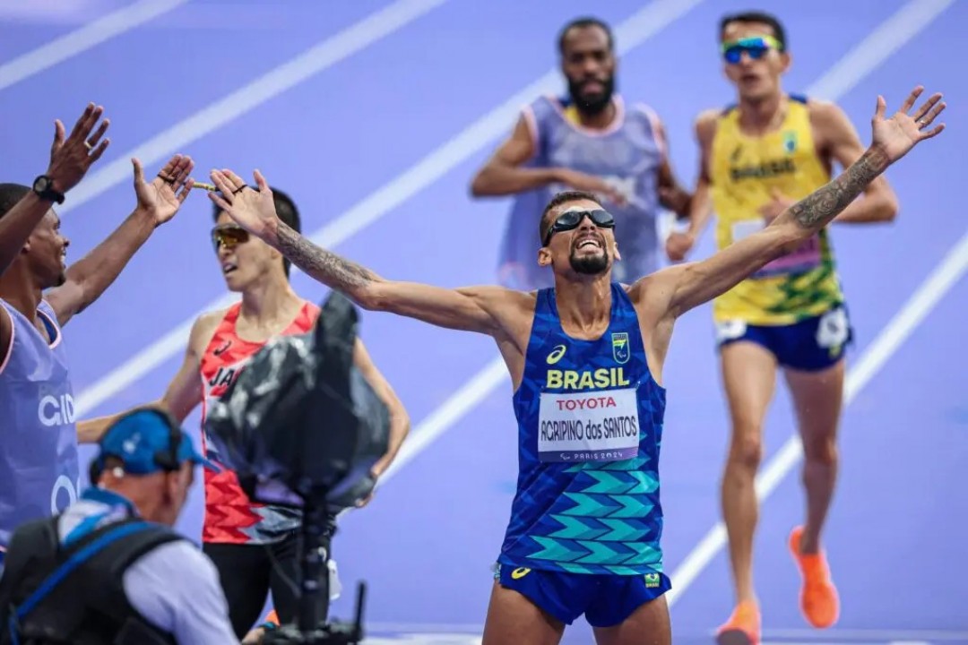 Júlio Agripino bate recorde mundial e leva ouro nos 5.000m em Paris