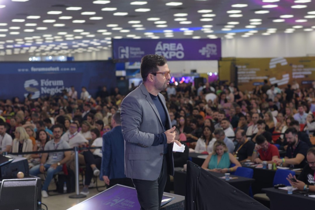 Jean Valério participa da Bienal do Livro com sessão de autógrafos e destaque para o 