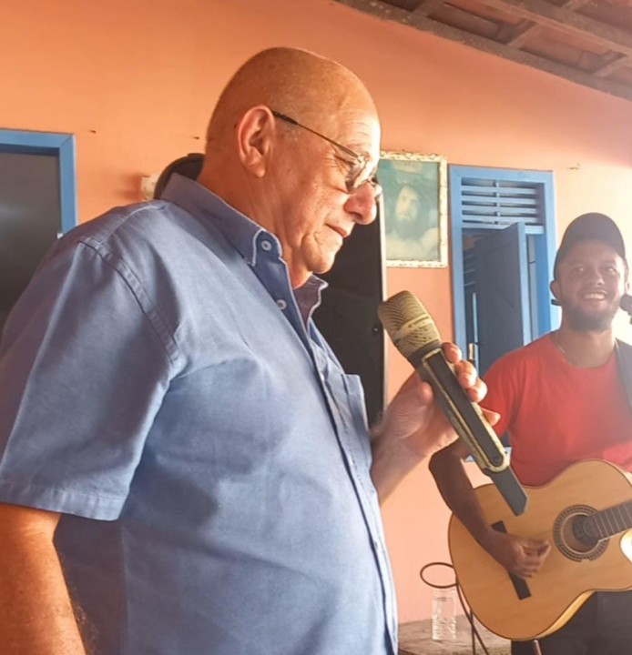 Prefeito de São José do Mipibu surpreende ao aparecer cantando nas redes sociais