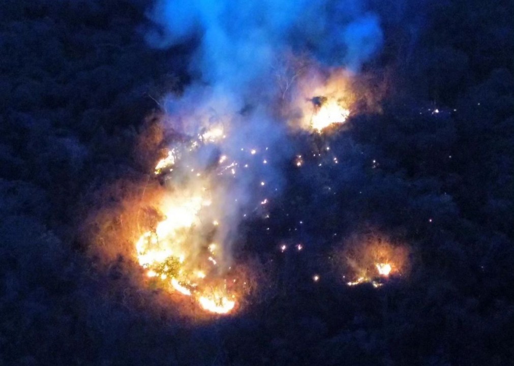 Bombeiros do RN seguem no combate a incêndio na Serra do Lima em Patu