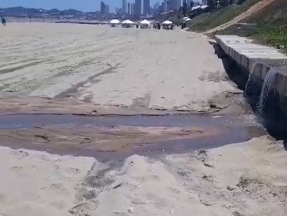 Semurb autua a Caern por lançamento de esgoto na praia de Ponta Negra