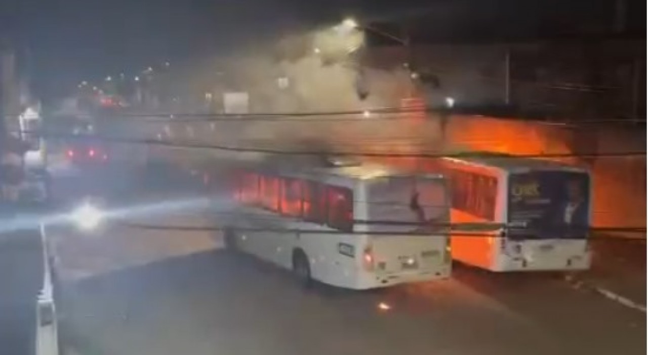 Ônibus incendiado em Felipe Camarão após morte de jovem em blitz policial