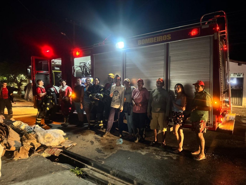 Corpo de Bombeiros do RN combate incêndio em galpão de recicláveis em João Câmara