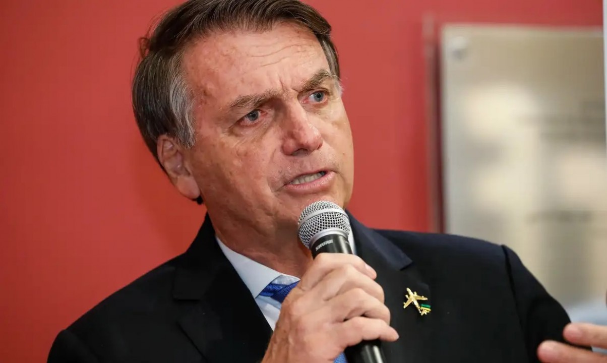 Bolsonaro lamenta explosões em Brasília e reforça apoio à anistia: 