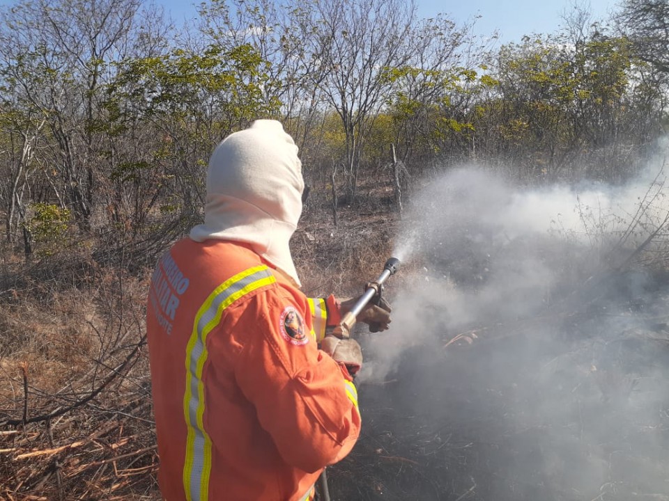 Corpo de Bombeiros do RN controla incêndio em vegetação em Pau dos Ferros