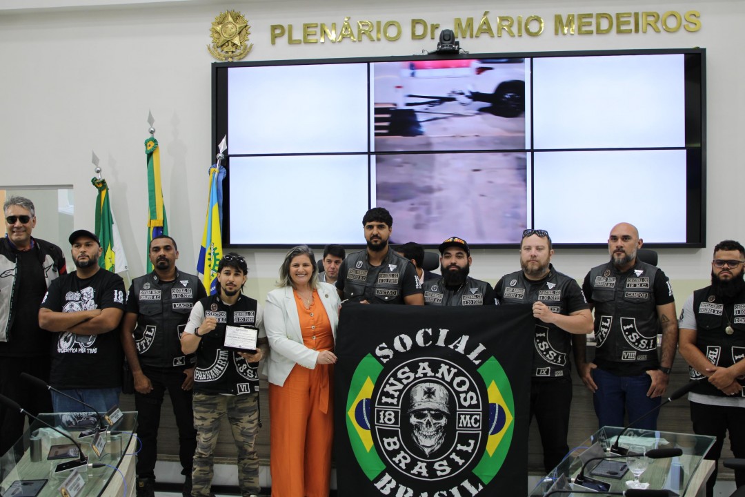 Vereadora Fativan Alves entrega Moção de Aplausos ao grupo Divisão Insanos Moto Club de Parnamirim