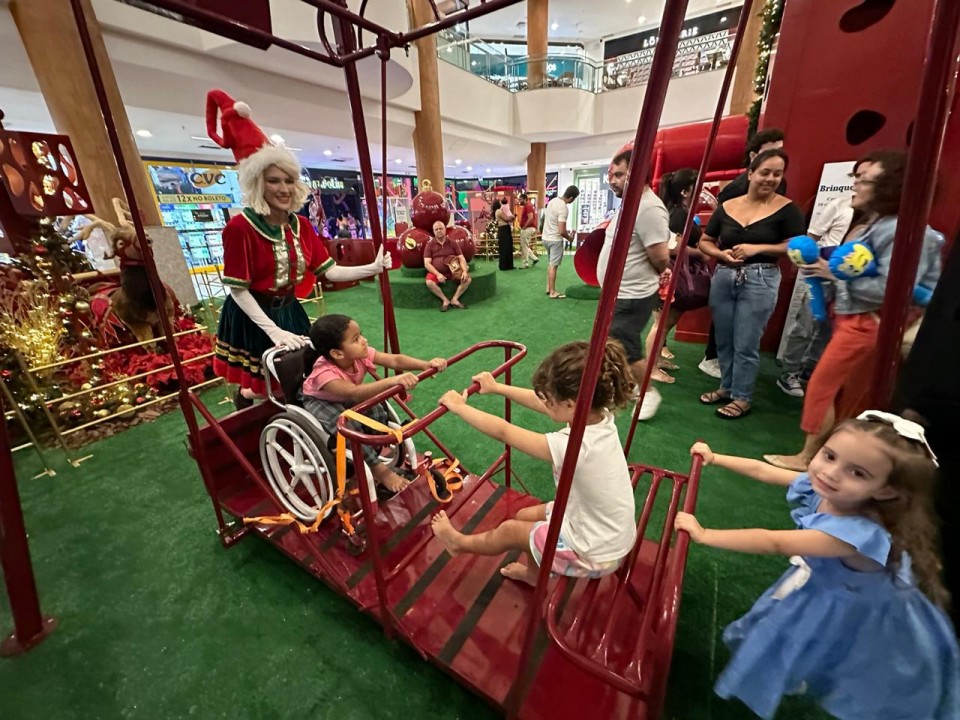 Natal Shopping reforça ações de inclusão com balanço para crianças em cadeiras de rodas