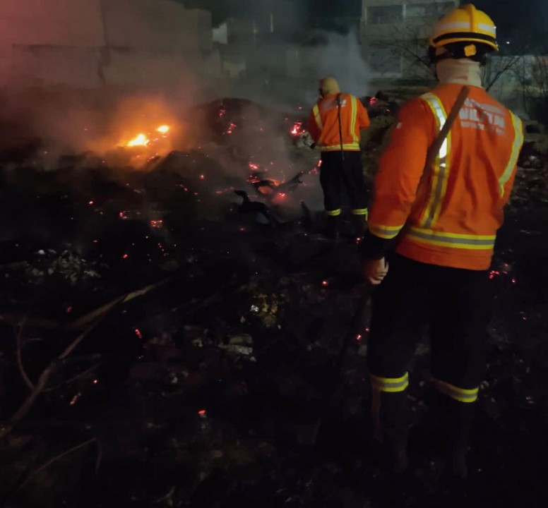 Bombeiros do RN combatem incêndio em vegetação durante a madrugada em Ponta Negra