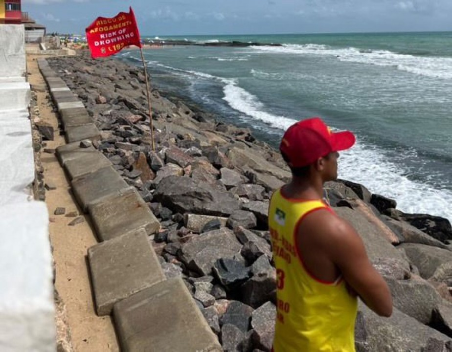 Bombeiros do RN resgatam quatro vítimas de afogamento em duas ocorrências no litoral 