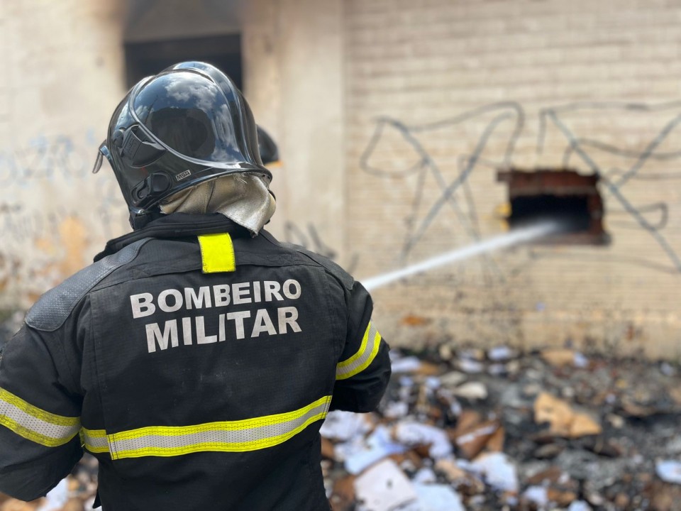 Bombeiros do RN combatem incêndio residencial em Extremoz, Zona Norte de Natal