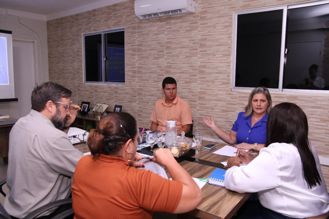 Nilda Cruz e Fativan Alves debatem melhoria na Assistência Social em Parnamirim