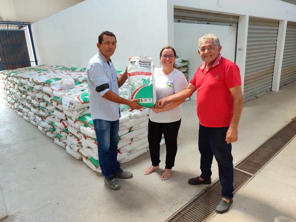 Emater-RN inicia entrega de sementes de feijão, milho e sorgo para agricultores familiares da região oeste