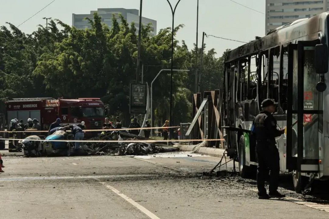 Avião de pequeno porte cai em avenida de São Paulo 