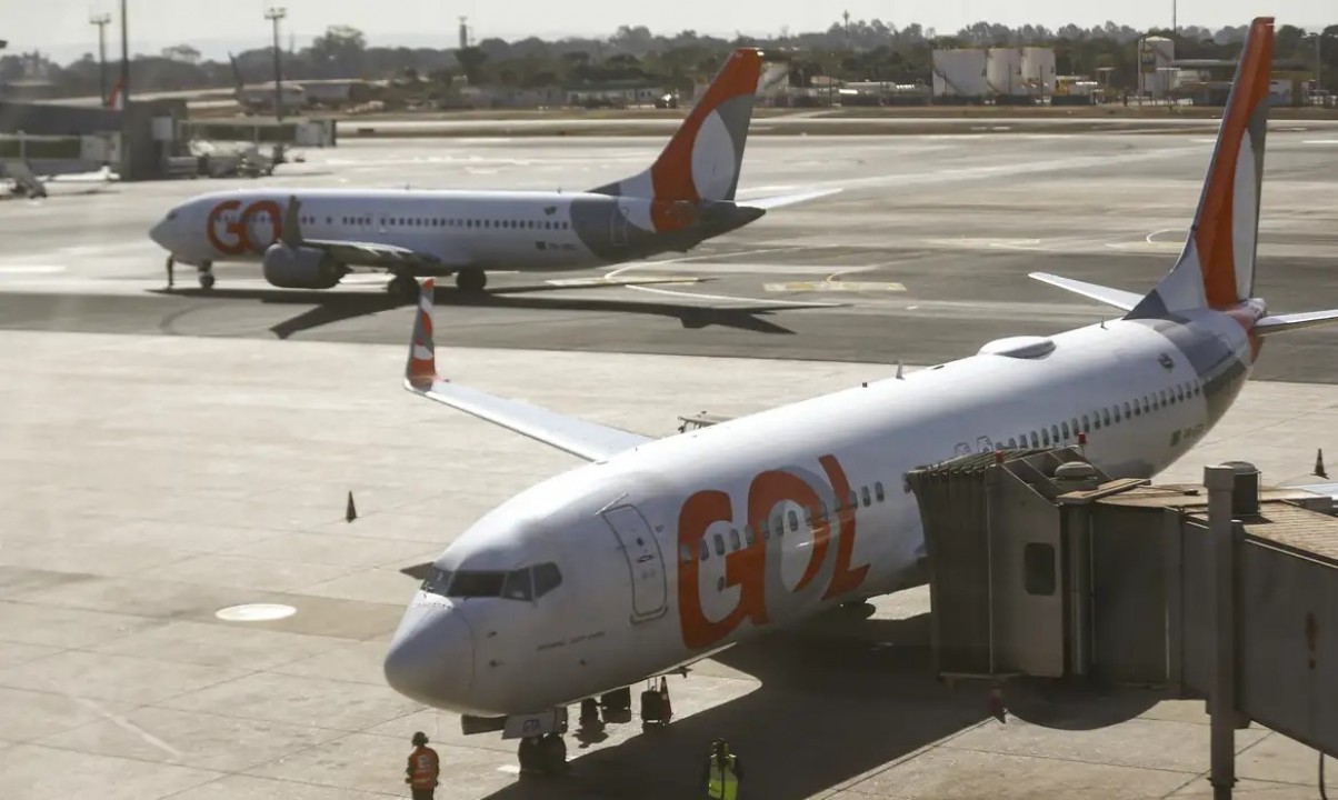 Avião colide com carro em pista do Aeroporto do Galeão, no Rio