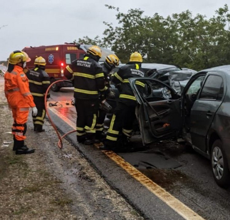 Bombeiros do RN atuam no resgate de vítimas de acidente automobilístico em Parnamirim