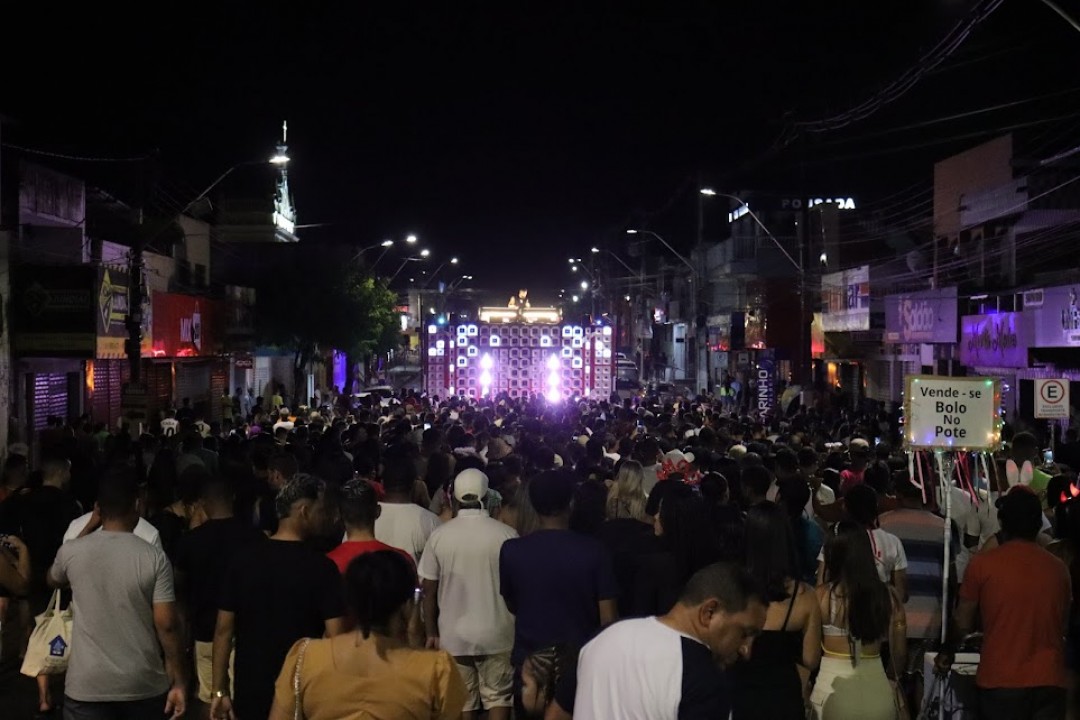 Multidão celebra o Carnaval de Macaíba na noite de encerramento do Polo Centro