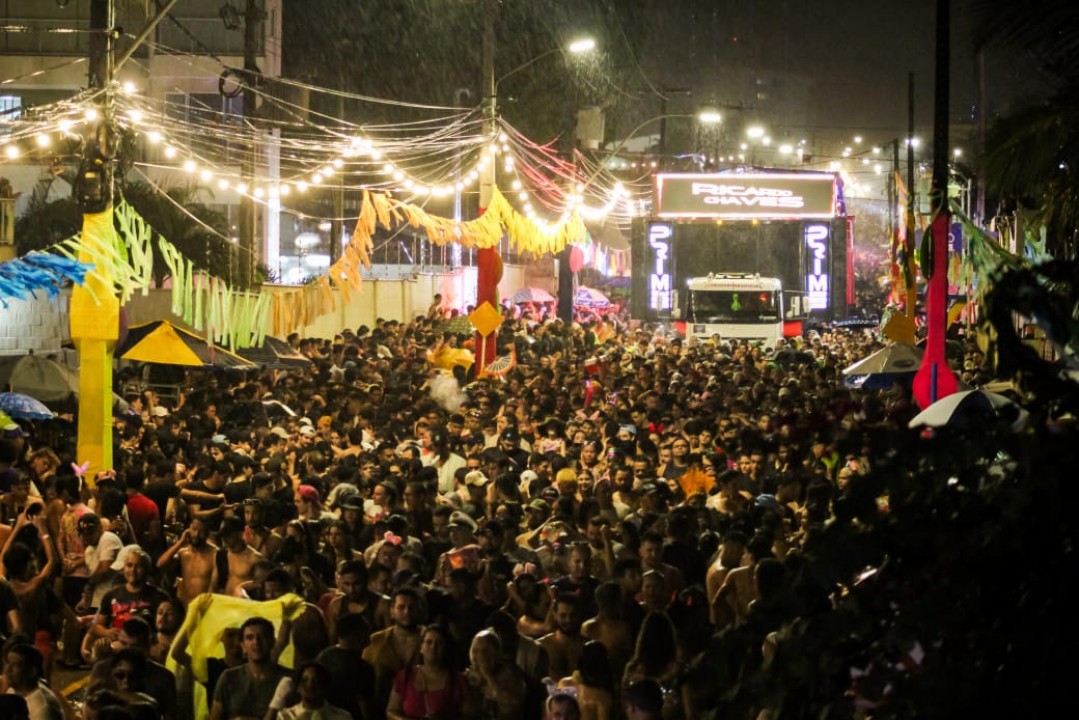 Ricardo Chaves e Michele Andrade arrastam multidão na avenida do Carnaval do Povo