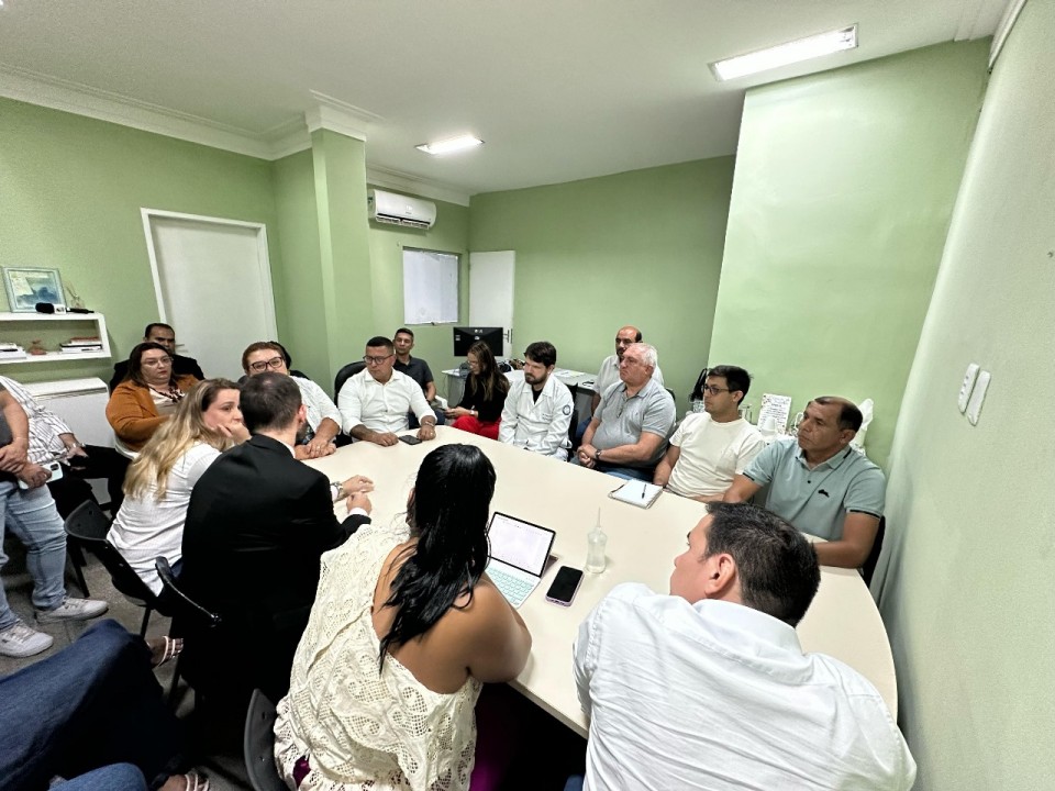 Vereadores participam de reunião na Maternidade Divino Amor